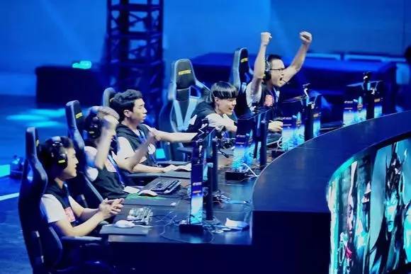 自EDG、RNG后，JDG成为LPL历史上第三支获得过连冠的战队